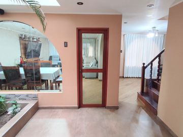 Casa de 3 Pisos con Cochera Automática, Patio con Parrilla y Jardín