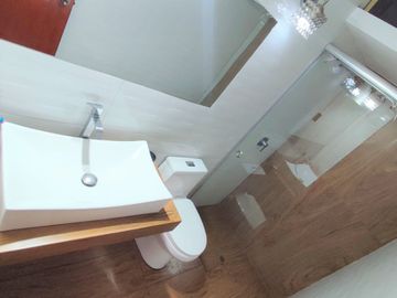 Casa de 3 Pisos con Cochera Automática, Patio con Parrilla y Jardín