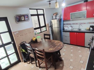 Casa de 3 Pisos con Cochera Automática, Patio con Parrilla y Jardín