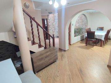 Casa de 3 Pisos con Cochera Automática, Patio con Parrilla y Jardín