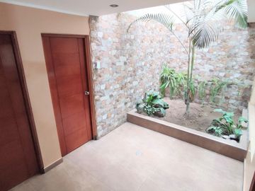 Casa de 3 Pisos con Cochera Automática, Patio con Parrilla y Jardín