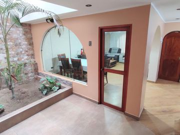 Casa de 3 Pisos con Cochera Automática, Patio con Parrilla y Jardín