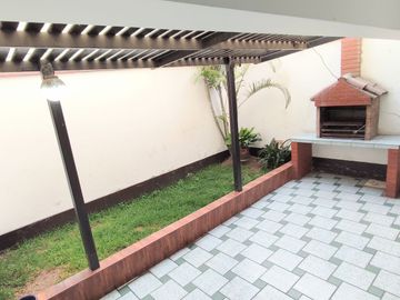 Casa de 3 Pisos con Cochera Automática, Patio con Parrilla y Jardín