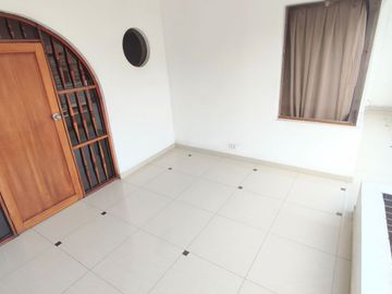 Casa de 3 Pisos con Cochera Automática, Patio con Parrilla y Jardín