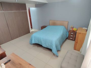Casa de 3 Pisos con Cochera Automática, Patio con Parrilla y Jardín