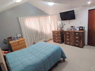 Casa de 3 Pisos con Cochera Automática, Patio con Parrilla y Jardín