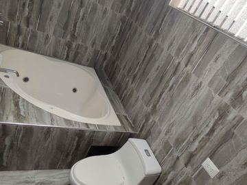 Casa de 3 Pisos con Cochera Automática, Patio con Parrilla y Jardín