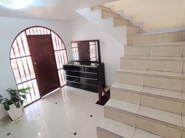 Casa de 3 Pisos con Cochera Automática, Patio con Parrilla y Jardín