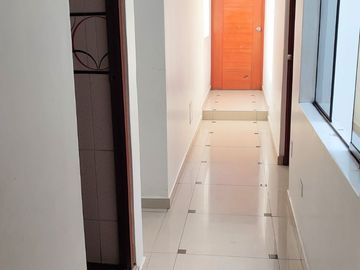 Casa de 3 Pisos con Cochera Automática, Patio con Parrilla y Jardín