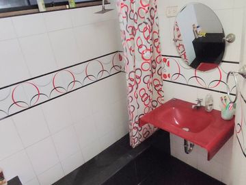Casa de 3 Pisos con Cochera Automática, Patio con Parrilla y Jardín