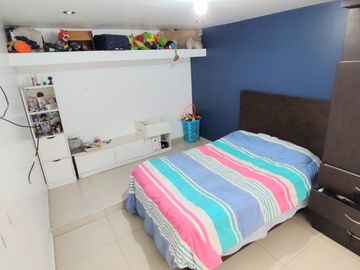 Casa de 3 Pisos con Cochera Automática, Patio con Parrilla y Jardín