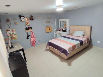 Casa de 3 Pisos con Cochera Automática, Patio con Parrilla y Jardín