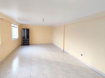 Casa de 3 Pisos con Cochera Automática, Patio con Parrilla y Jardín