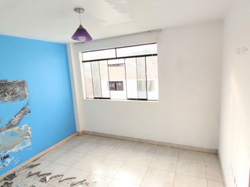 Casa de 3 Pisos con Cochera Automática, Patio con Parrilla y Jardín