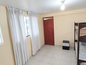 Casa de 3 Pisos con Cochera Automática, Patio con Parrilla y Jardín