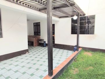 Casa de 3 Pisos con Cochera Automática, Patio con Parrilla y Jardín