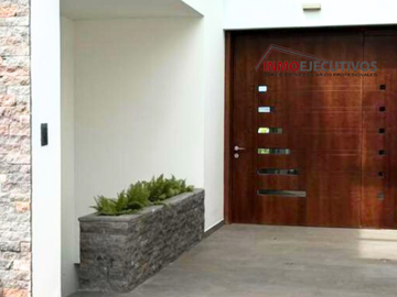 En Cumbayá Casa de venta con 4 habitaciones, más departamento independiente de 199 m2