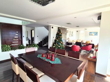En Cumbayá Casa de venta con 4 habitaciones, más departamento independiente de 199 m2