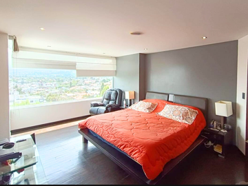 En Cumbayá Casa de venta con 4 habitaciones, más departamento independiente de 199 m2