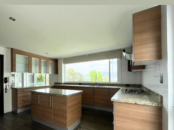 En Cumbayá Casa de venta con 4 habitaciones, más departamento independiente de 199 m2