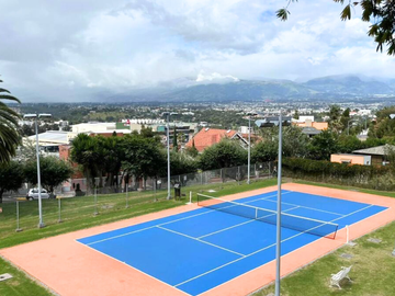En Cumbayá Casa de venta con 4 habitaciones, más departamento independiente de 199 m2