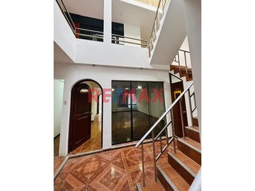 Hermosa Casa De 3 Pisos En Urb El Pinar De Comas
