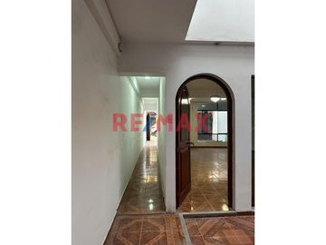 Hermosa Casa De 3 Pisos En Urb El Pinar De Comas