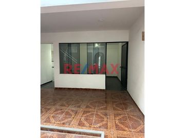 Hermosa Casa De 3 Pisos En Urb El Pinar De Comas