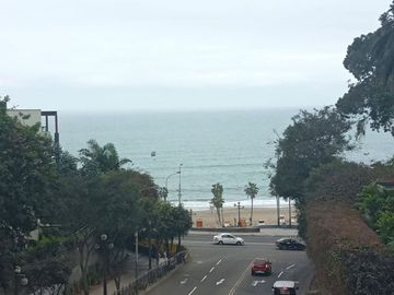 VENDO AMPLIO Y BONITO DPTO. FRENTE AL MAR EN MLCON. GRAU- CHORRILLOS