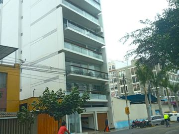 VENDO AMPLIO Y BONITO DPTO. FRENTE AL MAR EN MLCON. GRAU- CHORRILLOS