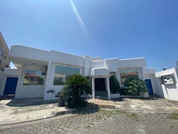 Casa con vista al lago en venta en Samborondon