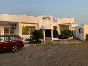 Casa con vista al lago en venta en Samborondon