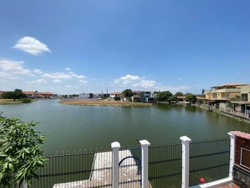 Casa con vista al lago en venta en Samborondon