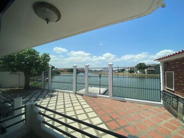 Casa con vista al lago en venta en Samborondon