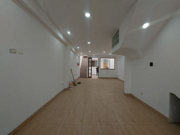 Se Alquila Casa De Dos Pisos Para Empresa O Vivienda En San Martin De Porres