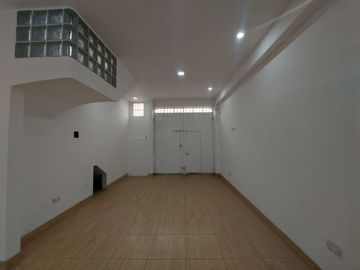 Se Alquila Casa De Dos Pisos Para Empresa O Vivienda En San Martin De Porres