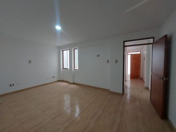 Se Alquila Casa De Dos Pisos Para Empresa O Vivienda En San Martin De Porres