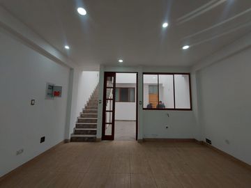 Se Alquila Casa De Dos Pisos Para Empresa O Vivienda En San Martin De Porres