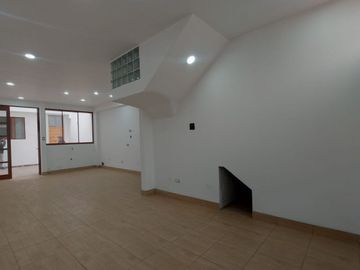 Se Alquila Casa De Dos Pisos Para Empresa O Vivienda En San Martin De Porres