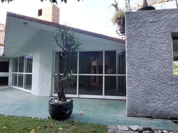 Casa rodeada de jardines