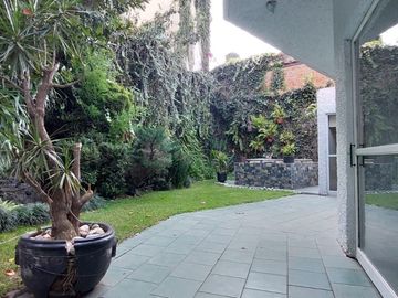 Casa rodeada de jardines