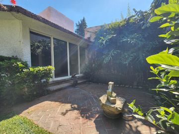 Casa rodeada de jardines