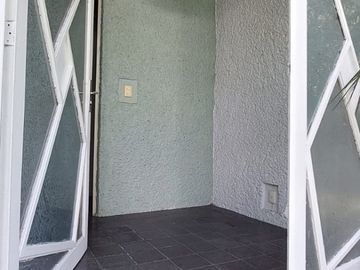 Casa rodeada de jardines