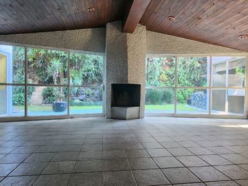 Casa rodeada de jardines