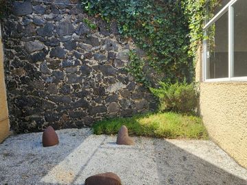 Casa rodeada de jardines