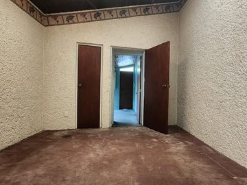 Casa rodeada de jardines
