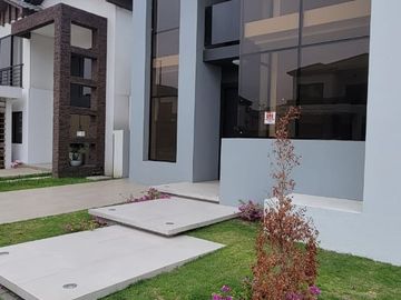 En venta lujosa y moderna casa en Isla Celeste, etapa Estribor, via a Samborondon