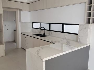 En venta lujosa y moderna casa en Isla Celeste, etapa Estribor, via a Samborondon
