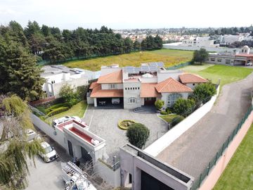Casa en Venta en Metepec con amplio terreno, acabados de lujo.