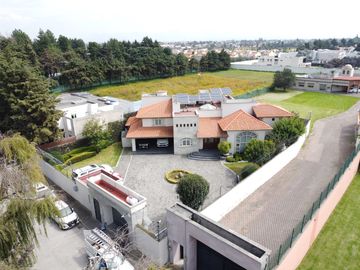 Casa en Venta en Metepec con amplio terreno, acabados de lujo.